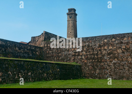 Le vecchie mura e la torre dell'orologio di Fort olandese nel Patrimonio Mondiale dell Unesco di Galle, Sri Lanka Foto Stock