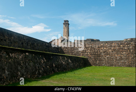 Le vecchie mura e la torre dell'orologio di Fort olandese nel Patrimonio Mondiale dell Unesco di Galle, Sri Lanka Foto Stock