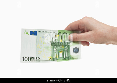 Un Euro 100 bill è tenuto in mano. Il 01 gennaio 2002 l'Euro è stato introdotto come contante, sfondo bianco. Foto Stock