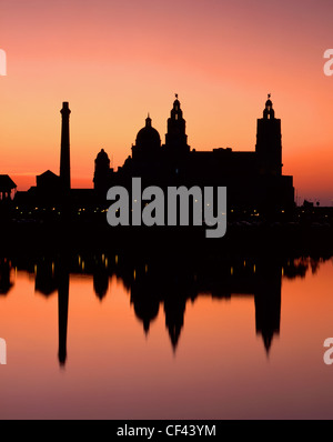 Silhouette del Royal Liver Building, uno dei più famosi punti di riferimento della città di Liverpool, riflesso nel fiume Foto Stock