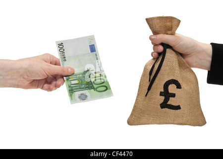 Un Euro 100 bill è tenuto in mano. Dall'altro lato un sacco di denaro con una libbra di cambio segno è tenuto in mano. Foto Stock