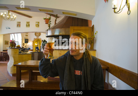 L uomo nel suo late 30s bere Velka Klasterni restaurance ristorante presso il Monastero di Strahov motivi Hradcany Praga Foto Stock