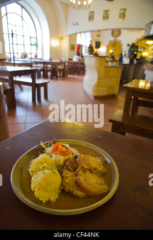 Maialino alla griglia costolette di maiale piatto di carne Velka Klasterni restaurance ristorante presso il Monastero di Strahov motivi Hradcany Praga Foto Stock