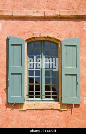 Finestra con persiane Roussillon, Provenza, Francia Foto Stock