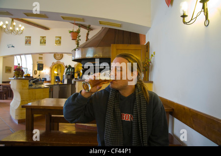 L uomo nel suo late 30s bere Velka Klasterni restaurance ristorante presso il Monastero di Strahov motivi Hradcany Praga Repubblica Ceca Foto Stock