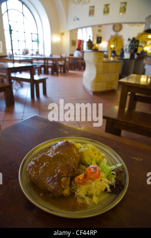 Arrosto di maiale fuso a snodo sul piatto di birra Velka Klasterni restaurance ristorante presso il Monastero di Strahov motivi Hradcany Praga Foto Stock