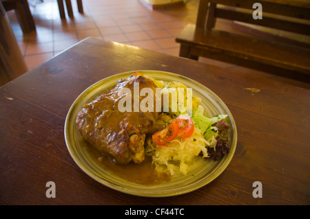 Arrosto di maiale fuso a snodo sul piatto di birra Velka Klasterni restaurance ristorante presso il Monastero di Strahov motivi Hradcany Praga Foto Stock