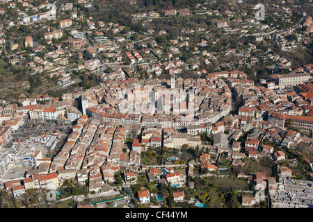 VISTA AEREA. Città vecchia di Vence, Costa Azzurra, Francia. Foto Stock