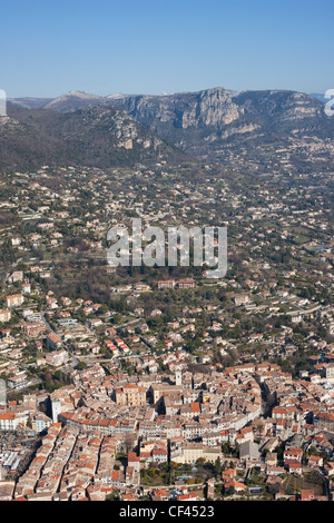 VISTA AEREA. Città medievale di Vence con Baou (scogliera) di Saint-Jeannet in lontananza. Costa Azzurra, Francia. Foto Stock