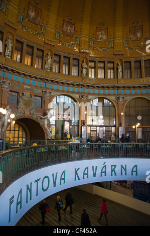 Fantova Kavarna cafe all'interno di stile Art Nouveau Hlavini Nadrazi stazione ferroviaria principale (1909) Praga Repubblica Ceca Europa Foto Stock