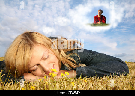 Giovane donna si trova sull'erba e ragazzo dream cloud collage Foto Stock