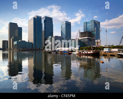 Canary Wharf costruzione lavoro visto da nord di Marsh Wall guardando a nord- ovest verso West India Docks Milwall. Foto Stock