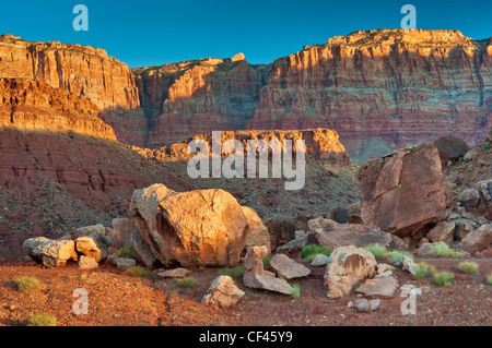 Scarpata dell'altopiano di Paria in lontananza al monumento nazionale delle scogliere di Vermilion, Arizona, Stati Uniti Foto Stock