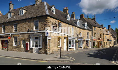 Vista esterna di edifici di pietra arenaria di Stow on the Wold in Cotswolds. Foto Stock