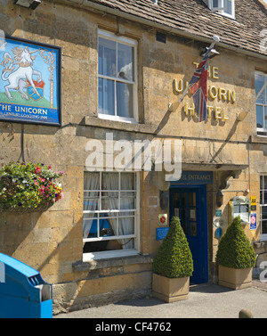 Vista esterna del xvii secolo Unicorn Hotel in Cotswolds village di Stow on the Wold. Foto Stock