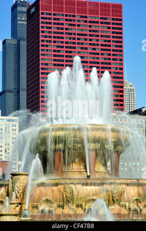 Chicago, Illinois, Stati Uniti. Il colorato 333 South Wabash Building (ex CNA Center), oltre la Clarence Buckingham Fountain, un punto di fondamentale importanza a Grant Park. Foto Stock