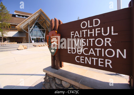 La nuova vecchia fedele visitatore Education Centre nel Parco Nazionale di Yellowstone in Wyoming Foto Stock