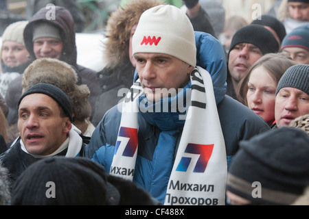 Russo candidato presidenziale Mikhail Prokhorov a anti-Putin protesta rally Yakimanka / Bolotnaya Square, Mosca 04022012 Foto Stock