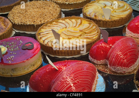 Pasticcini e torte alla frutta come dessert sul display in una pasticceria Foto Stock