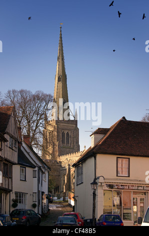 Una vista di Stony Lane verso la Chiesa a Thaxted in Essex. Foto Stock