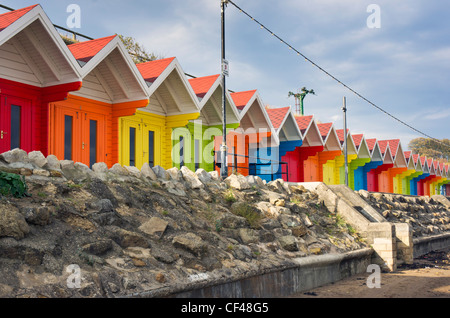 Colorate tradizionali chalet sulla spiaggia situato sulla baia del nord del lungomare. Foto Stock