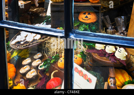 Halloween dolci e delizie sul display nella vetrina di un negozio. Foto Stock