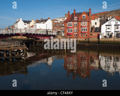 Whitby storico ponte oscillante e il Dolphin Hotel si riflette nel fiume Esk su una soleggiata giornata di primavera. Foto Stock