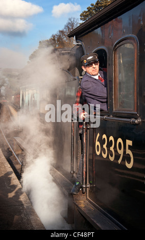 Treno a vapore e driver a Grosmont stazione sulla North Yorkshire Moors Railway. Foto Stock