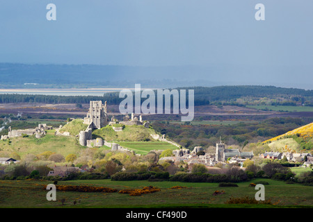 Corfe Castle e il villaggio da appena fuori Kingston nel Purbeck Hills. Foto Stock