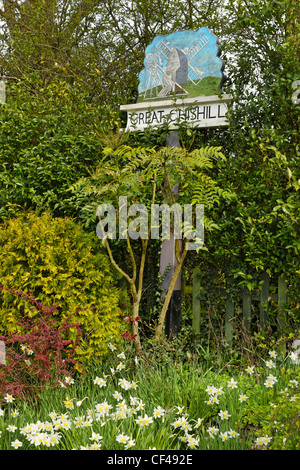 Grande Mulino a vento Chishill raffigurata sul villaggio di segno. Foto Stock