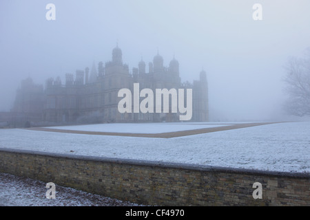 Misty Burghley House, coperto di brina hoare, Cambridgeshire, Inghilterra; Gran Bretagna; Regno Unito Foto Stock