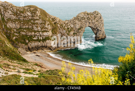 Durdle porta in primavera. Durdle porta è uno di Dorset più caratteristiche riconoscibili. In una giornata limpida si può vedere lungo la Jurassic Foto Stock