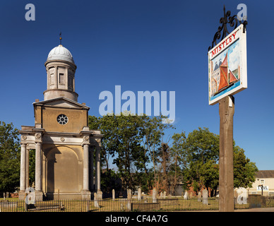 Villaggio Mistley segno e una delle torri gemelle che una volta faceva parte della vecchia chiesa di Santa Maria Vergine. Le torri erano Foto Stock