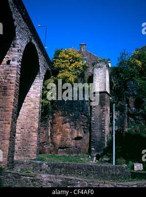 Storica resti di mulini e viadotto stradale a Torrs New Mills Derbyshire Inghilterra Foto Stock