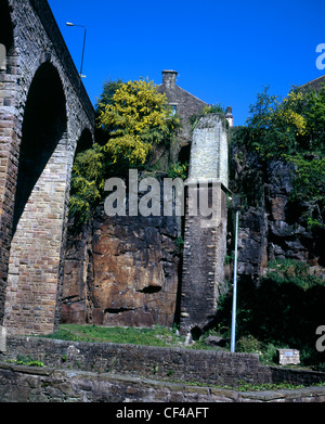 Storica resti di mulini e viadotto stradale a Torrs New Mills Derbyshire Inghilterra Foto Stock