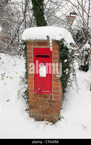 Casella di posta coperta di neve. Foto Stock