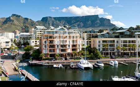 La Montagna della Tavola da Cape Grace Hotel presso il Victoria and Alfred Waterfront Foto Stock