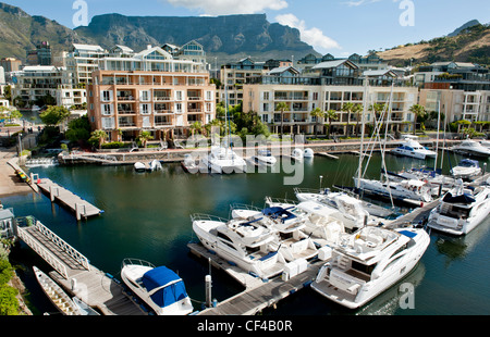 La Montagna della Tavola da Cape Grace Hotel presso il Victoria and Alfred Waterfront Foto Stock