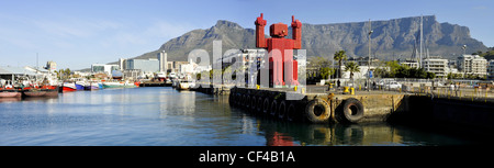 Table Mountain e Cape Grace Hotel dal Victoria and Alfred Waterfront Foto Stock