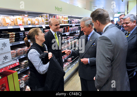 Il principe Carlo apre piccolo supermarket Waitrose in Poundbury, DORSET REGNO UNITO, incontra e parla di Waitrose collaboratori e fornitori. Foto Stock