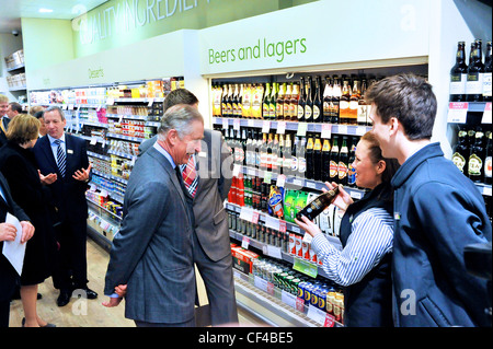 Il principe Carlo apre piccolo supermarket Waitrose in Poundbury, DORSET REGNO UNITO, incontra e parla di Waitrose collaboratori e fornitori. Foto Stock