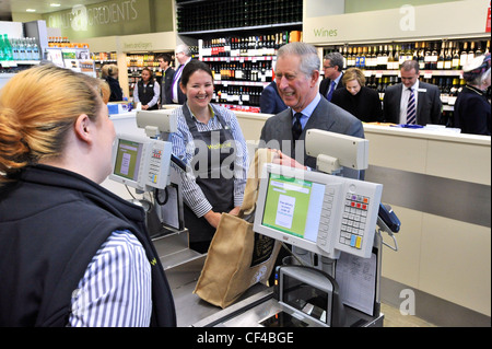 Il principe Carlo apre piccolo supermarket Waitrose in Poundbury, DORSET REGNO UNITO, incontra e parla di Waitrose collaboratori e fornitori. Foto Stock