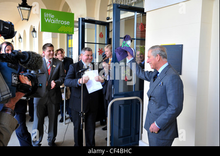 Il principe Carlo apre piccolo supermarket Waitrose in Poundbury, DORSET REGNO UNITO, incontra e parla di Waitrose collaboratori e fornitori. Foto Stock