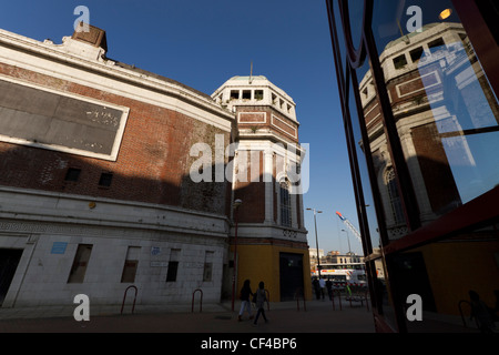 In disuso cinema Odeon Bradford si riflette nel Teatro Alhambra. Foto Stock