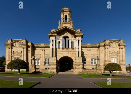 Cartwright Hall, aperto nel 1904, è Bradfords civica galleria d'arte. È situato nel parco del Lister, Manningham, Bradford. Foto Stock