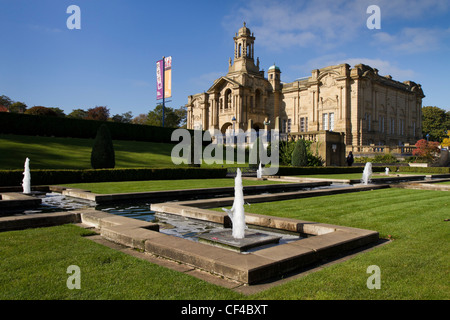 Cartwright Hall, aperto nel 1904, è Bradfords civica galleria d'arte. È situato nel parco del Lister, Manningham, Bradford. Foto Stock