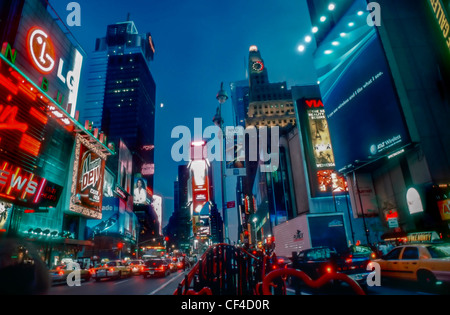 New York, NY , U.S.A. - Cityscape, Buildings on Broadway, Times Square District, notte, scena stradale, semafori trafficati Foto Stock