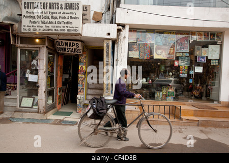 Le boutique e i negozi di Hauz Khas village, nella parte sud di Delhi, India. Vicino alle rovine di Feroz Shah il XIV secolo medrassa. Foto Stock