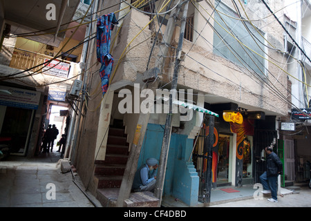 Le boutique e i negozi di Hauz Khas village, nella parte sud di Delhi, India. Vicino alle rovine di Feroz Shah il XIV secolo medrassa. Foto Stock
