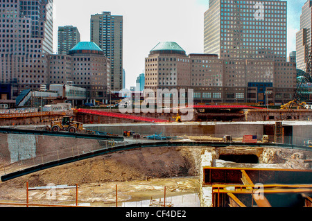 NEW YORK, NY, STATI UNITI D'AMERICA - Sito in costruzione di Ground Zero, World Trade Center Memorial, edifici; distrutto su 9/11, guardando ad ovest. Foto Stock